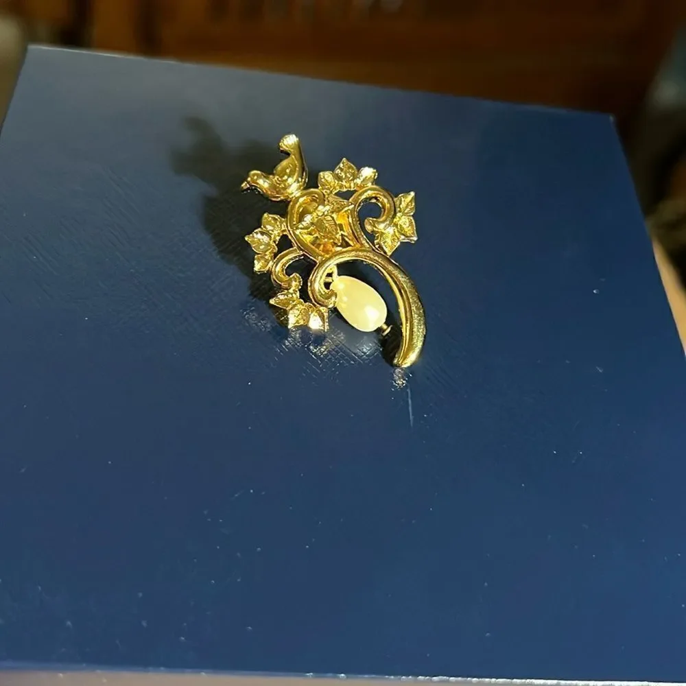 Petite Gold Tone Partridge In a Pear Tree Lapel Pin.